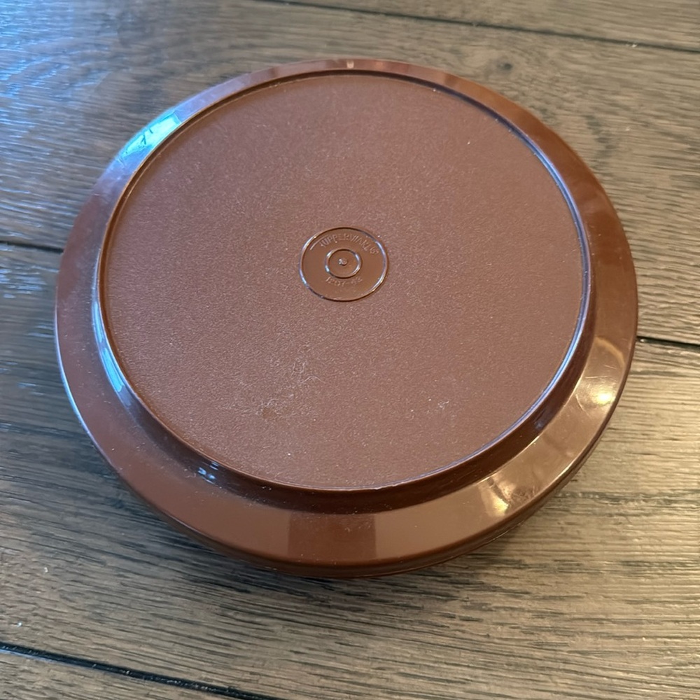Tupperware brown circle‎ with lid